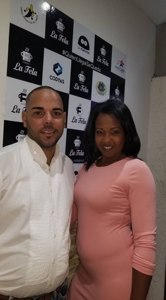 Adyz y su esposo posan para nuestra memoria gráfica
