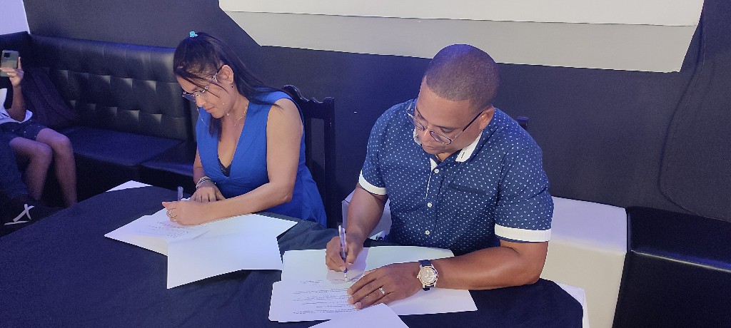 Firman carta de intención MIPYME QBAMOR y La Fela