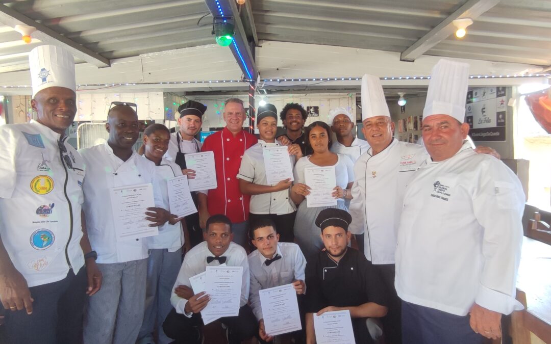 Primeros graduados en especialidades de cantina y cocina en el PDL La Fela